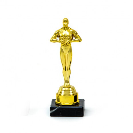 Ossi-Statue auf schwarzem Marmorsockel