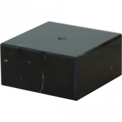 Schwarzer Marmorsockel