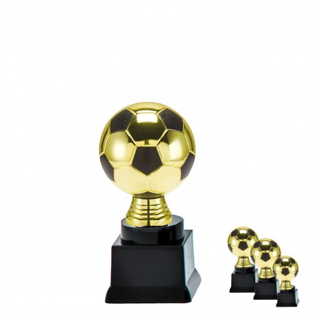 Fußballball auf schwarzem Blocksockel A