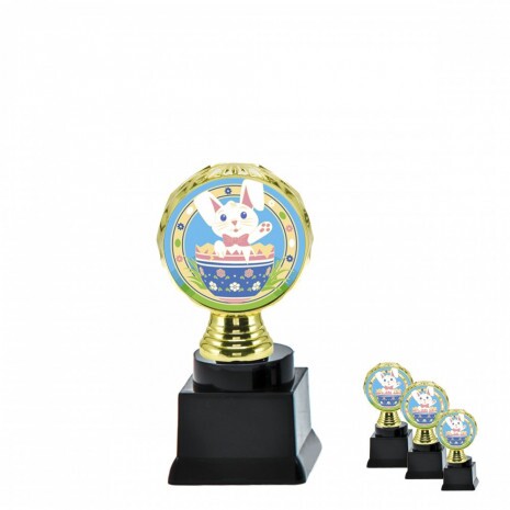 Osterhase auf schwarzem Blocksockel