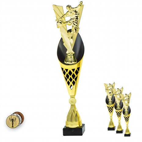 Fußball auf einer schwarz-goldenen Trophäe