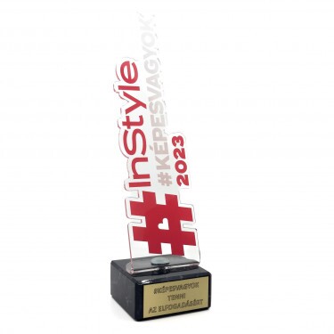 Standard Acryl-Trophäe mit schwarzer Marmorbasis, aufrecht (max. Größe 14x25 cm)