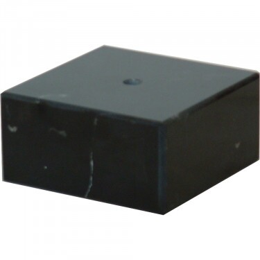 Schwarzer Marmorsockel