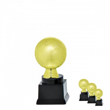 Fußball auf schwarzem Blocksockel