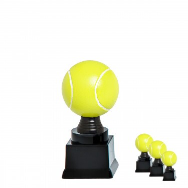 Tennisball auf schwarzem Blocksockel A