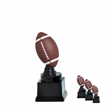 American-Football-Ball auf schwarzem Blocksockel A