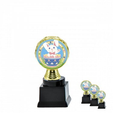 Osterhase auf schwarzem Blocksockel