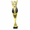 Fußball auf einer schwarz-goldenen Trophäe